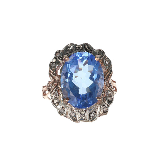 Anello Riproduzione antico con topazio azzurro e diamanti.