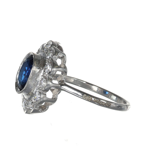 Anello con zaffiro e zirconi in argento 925.