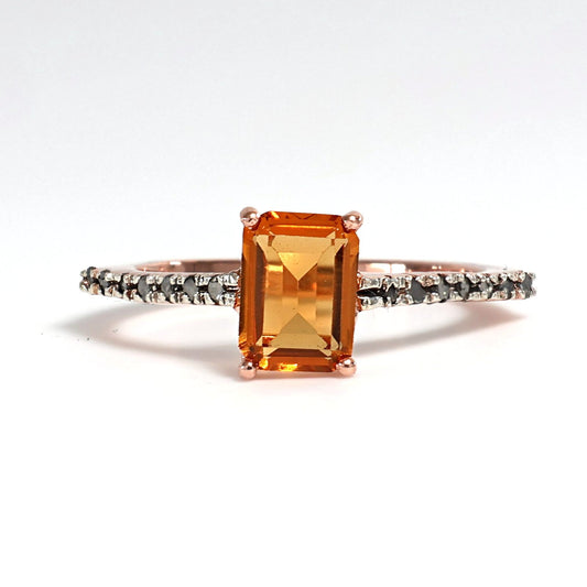 Anello Riproduzione antico con diamanti e topazio giallo.