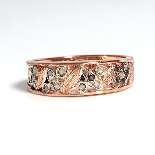 Anello Riproduzione antico con diamanti.