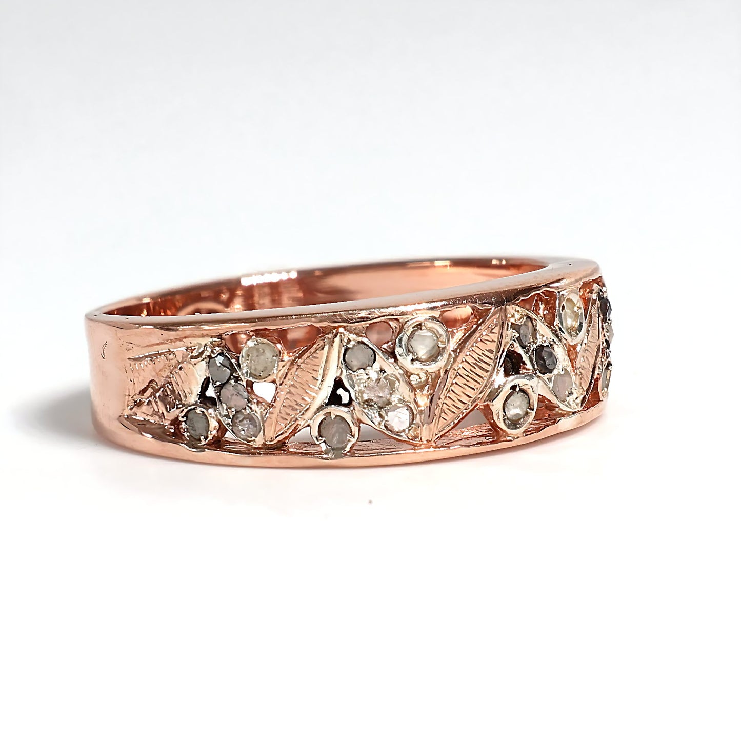 Anello Riproduzione antico con diamanti.