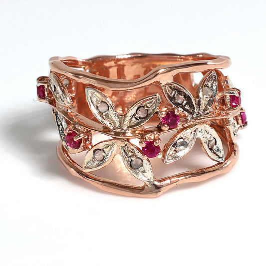 Anello Riproduzione antico con diamanti e rubini.