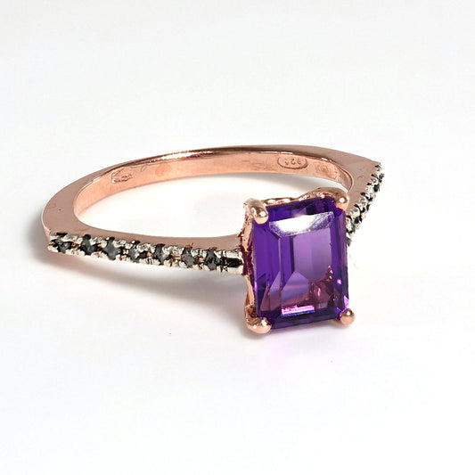 Anello Riproduzione antico con diamanti e ametista.