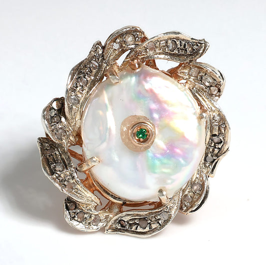 Anello Riproduzione antico con madreperla e diamanti.