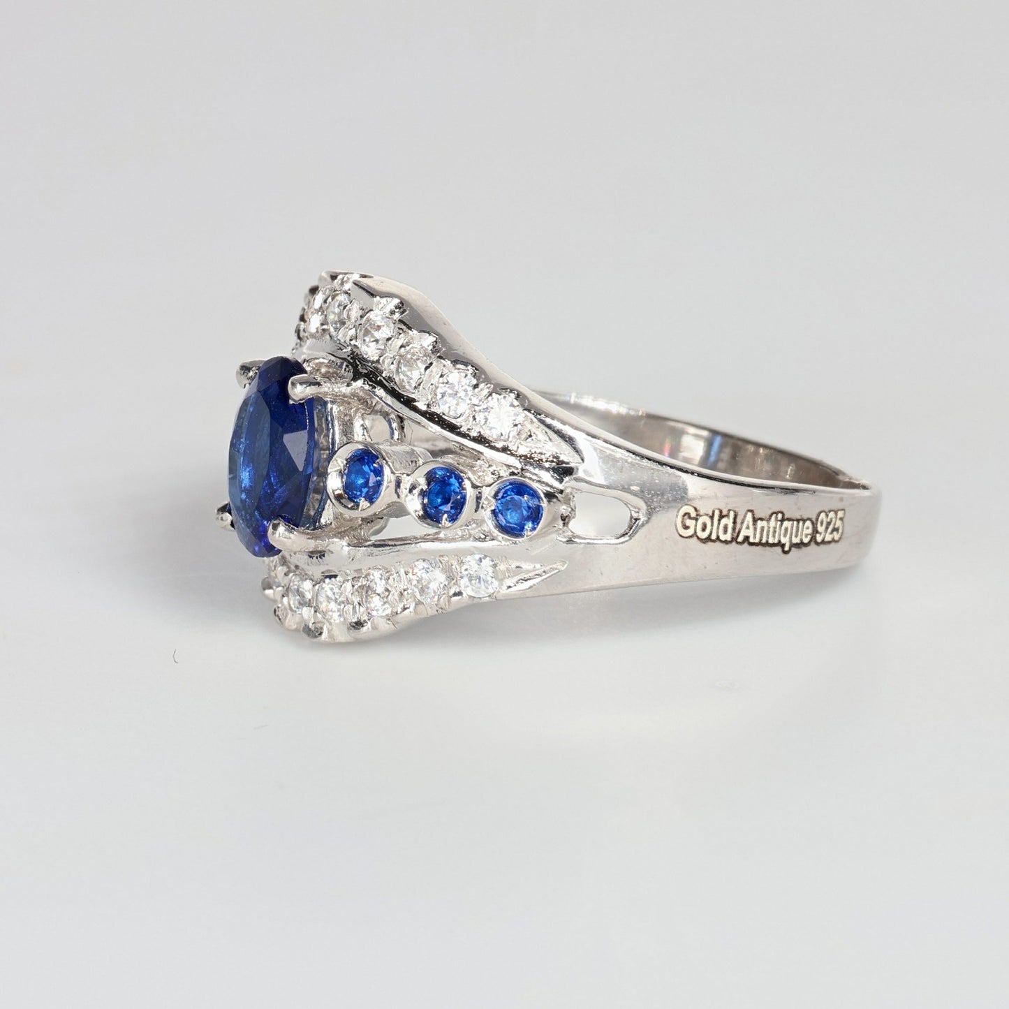 Anello argento 925 con zirconi e zaffiri.
