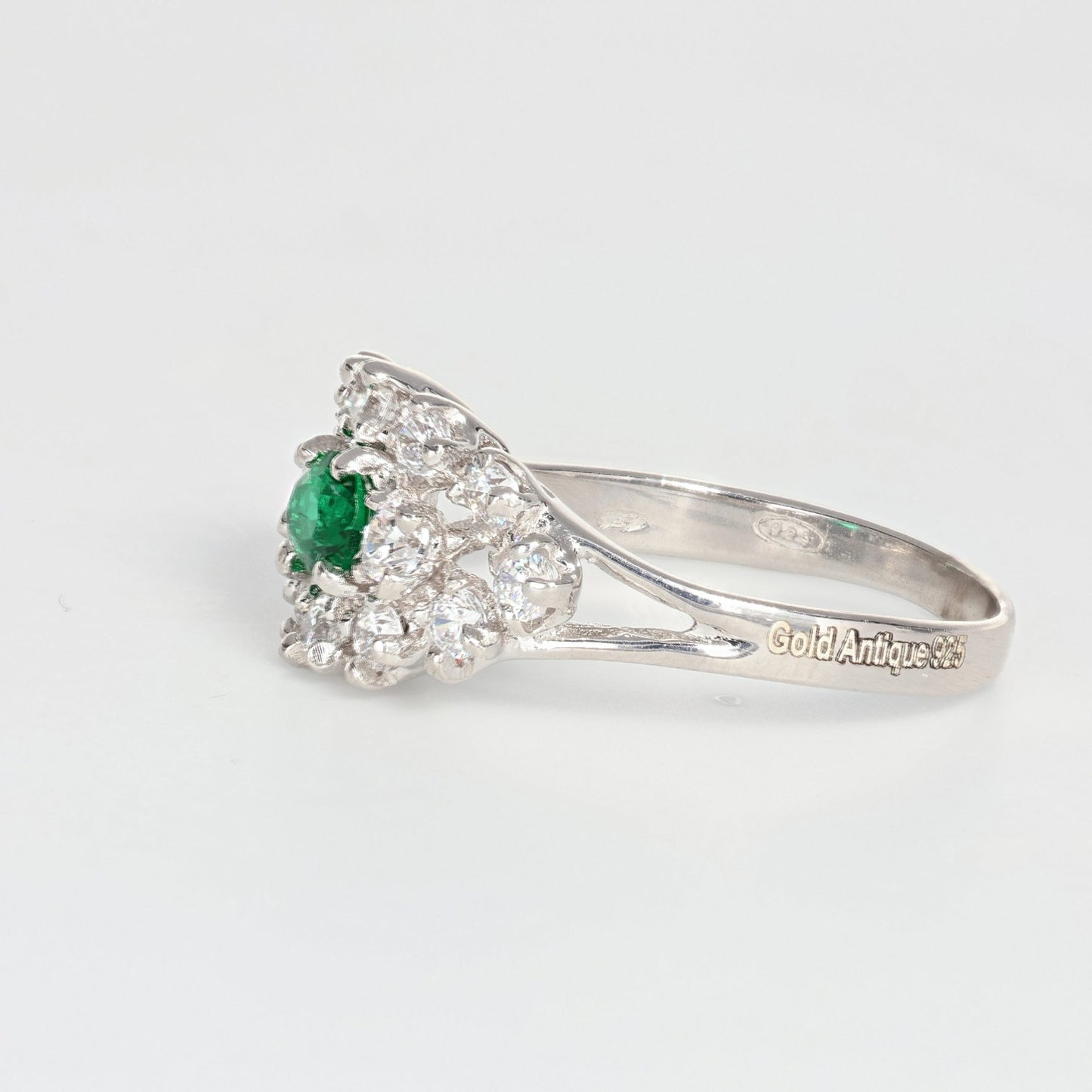 Anello argento 925 con zirconi e smeraldo.