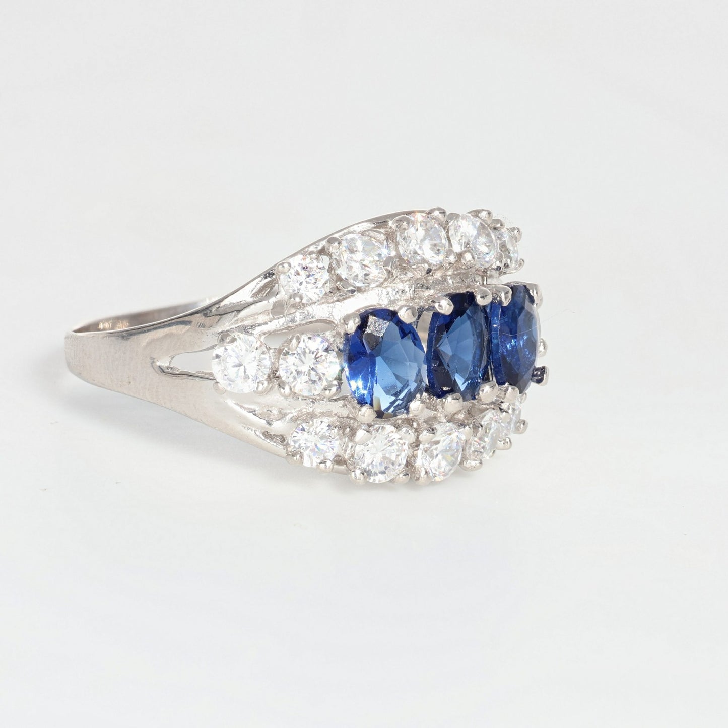 Anello argento 925 con zirconi e zaffiri.