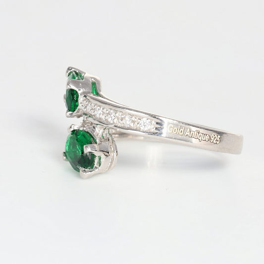 Anello argento 925 con zirconi e smeraldo.