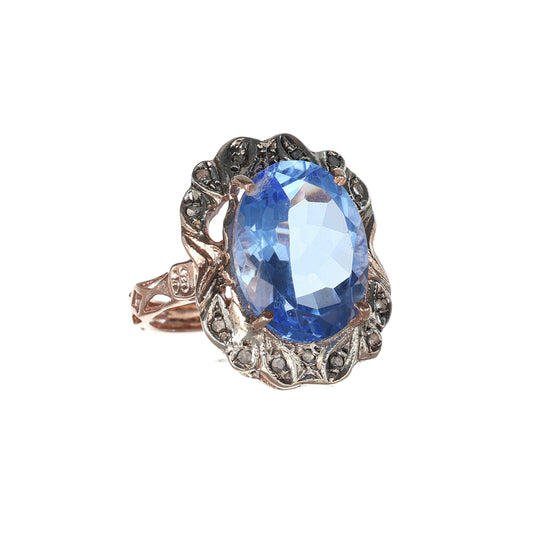 Anello Riproduzione antico con topazio azzurro e diamanti.