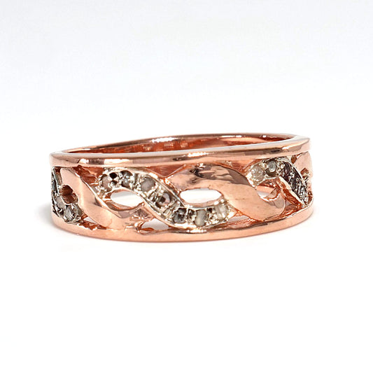 Anello Riproduzione antico con diamanti.