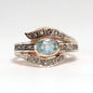 Anello Riproduzione antico con diamanti e topazio azzurro.