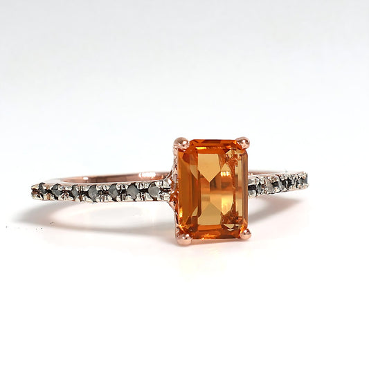 Anello Riproduzione antico con diamanti e topazio giallo.