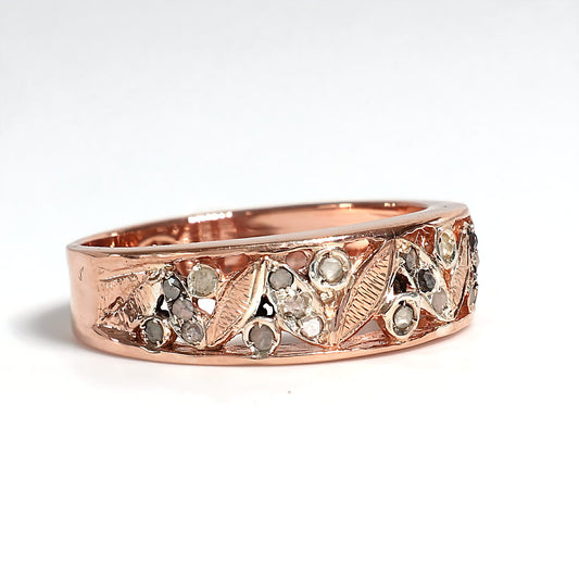 Anello Riproduzione antico con diamanti.