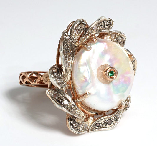 Anello Riproduzione antico con madreperla e diamanti.