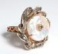 Anello Riproduzione antico con madreperla e diamanti.