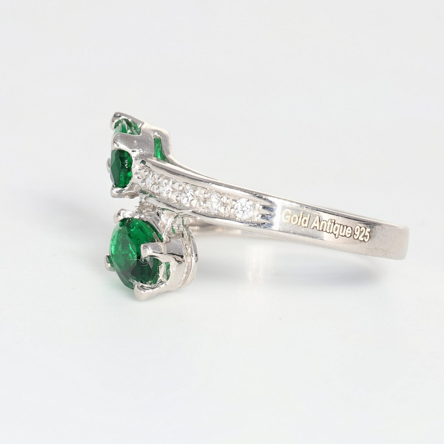 Anello argento 925 con zirconi e smeraldo.