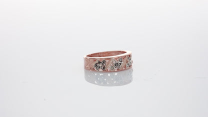 Anello Riproduzione antico con diamanti.