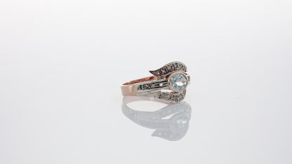 Anello Riproduzione antico con diamanti e topazio azzurro.