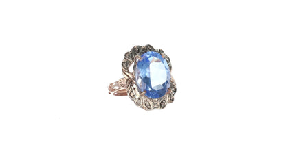 Anello Riproduzione antico con topazio azzurro e diamanti.