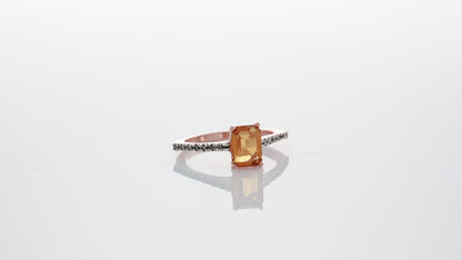 Anello Riproduzione antico con diamanti e topazio giallo.